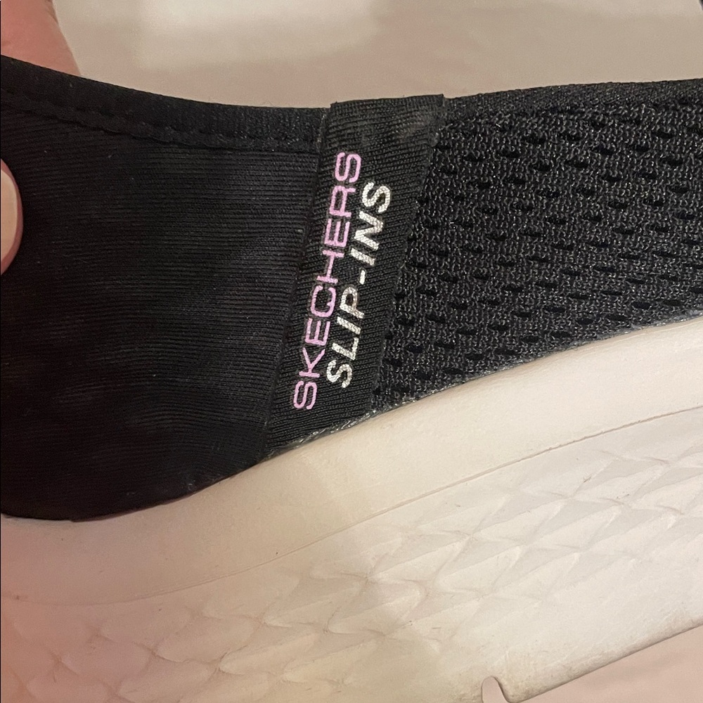 🚷🚷🚷BOGOHO 🚷🚷🚷Skechers Go Walk Women's Black Slip-On Sneakers - Picture 2 of 9